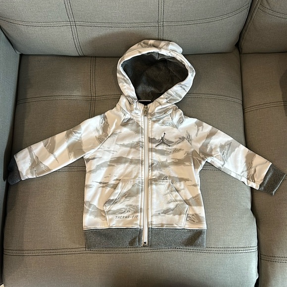🏡12 month Jordan Therma fit zip up sweatshirt - Picture 1 of 3